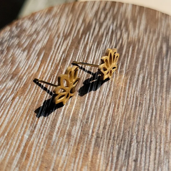 💥LAST PAIR💥Golden Lotus Hollow Cut Zen Stud Earrings - Picture 7 of 7